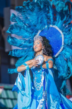 Tokyo - Ağustos 25: Katılımcı Asakusa samba karnaval Tokyo Japonya üzerinde 25 Ağustos 2018. Büyük Kuzey yarımkürede türünün Asakusa samba karnaval. 