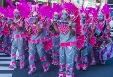 Tokyo - Ağustos 25: Katılımcılar Tokyo Japonya üzerinde 25 Ağustos 2018 Asakusa samba karnaval. Büyük Kuzey yarımkürede türünün Asakusa samba karnaval. 