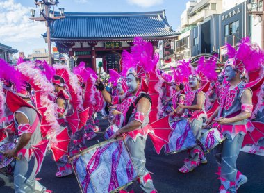 Tokyo - Ağustos 25: Katılımcılar Tokyo Japonya üzerinde 25 Ağustos 2018 Asakusa samba karnaval. Büyük Kuzey yarımkürede türünün Asakusa samba karnaval. 