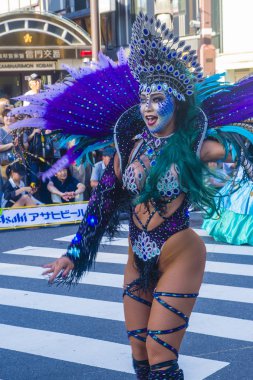 Tokyo - Ağustos 25: Katılımcı Asakusa samba karnaval Tokyo Japonya üzerinde 25 Ağustos 2018. Büyük Kuzey yarımkürede türünün Asakusa samba karnaval. 