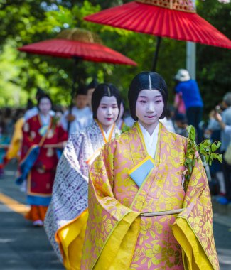 Kyoto - 15 Mayıs: Kyoto, Japonya üzerinde 15 Mayıs 2018 Aoi Matsuri katılımcılar. AOI Mastsuri tarihlerinde Kyoto, Japonya'da üç ana yıllık festivaller biridir