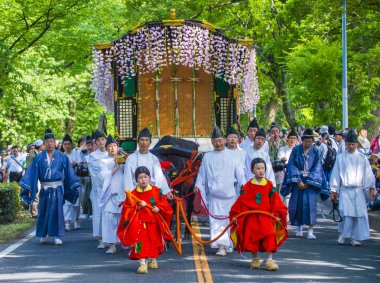Kyoto - 15 Mayıs: Kyoto, Japonya üzerinde 15 Mayıs 2018 Aoi Matsuri katılımcılar. AOI Mastsuri tarihlerinde Kyoto, Japonya'da üç ana yıllık festivaller biridir