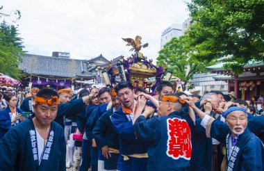 Tokyo - 19 Mayıs: Tokyo, Japonya üzerinde 19 Mayıs 2018 Kanda Matsuri katılımcılar. Kanda Matsuri Tokyo, Japonya'nın üç ana festivaller biridir