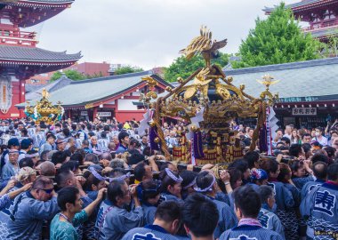 Tokyo - 19 Mayıs: Tokyo, Japonya üzerinde 19 Mayıs 2018 Kanda Matsuri katılımcılar. Kanda Matsuri Tokyo, Japonya'nın üç ana festivaller biridir