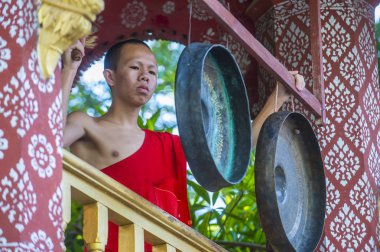 Luang Prabang, Laos - 12 Ağustos 2018: Acemi keşiş Luang Prabang Laos üzerinde 12 Ağustos 2018. Bu yaklaşık 1 içinde 3 erkek Laotians bir manastır en azından bir süre için katılmak tahmin edilmektedir