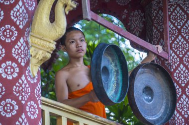 Luang Prabang, Laos - 12 Ağustos 2018: Acemi keşiş Luang Prabang Laos üzerinde 12 Ağustos 2018. Bu yaklaşık 1 içinde 3 erkek Laotians bir manastır en azından bir süre için katılmak tahmin edilmektedir
