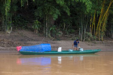 Luang Prabang, Laos - Ağustos 12: Laos balıkçı Luang Prabang Laos Mekong üzerinde 12 Ağustos 2018, Mekong Nehri, Asya'nın en uzun nehir biridir