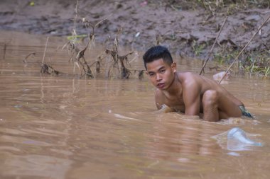 Luang Prabang, Laos - Ağustos 12: Laos balıkçı Luang Prabang Laos Mekong üzerinde 12 Ağustos 2018, Mekong Nehri, Asya'nın en uzun nehir biridir