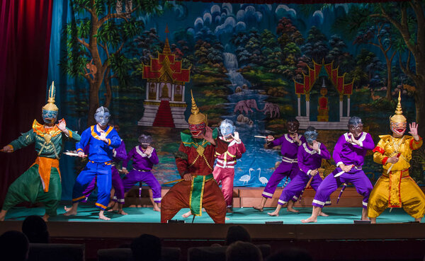 ЛУАНГ-ПРАБАНГ, ЛАОС - 10 августа 2018 года лаосские танцоры выступают в Королевском театре балета в Луанг-Прабанге
. 