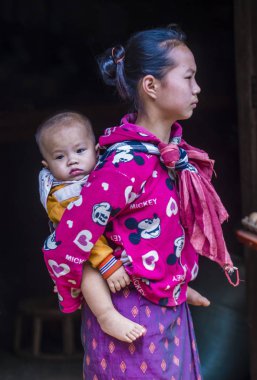 Bam Phoansa adlı, Laos - Ağustos 14: Laos anne ve çocuk için köyde Bam Phoansa, Laos üzerinde 14 Ağustos 2018. Laos hayatımızda köylerde nüfusun neredeyse yüzde 70'i 