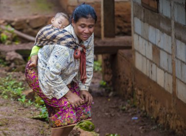 Bam Phoansa adlı, Laos - Ağustos 14: Laos anne ve çocuk için köyde Bam Phoansa, Laos üzerinde 14 Ağustos 2018. Laos hayatımızda köylerde nüfusun neredeyse yüzde 70'i 