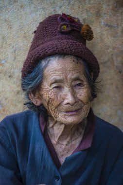 Bam Phoansa At, Laos - Ağustos 14: Bam Phoansa At, köyden Laos üzerinde 14 Ağustos 2018 Laos yaşlı kadın. Laos hayatımızda köylerde nüfusun neredeyse yüzde 70'i 