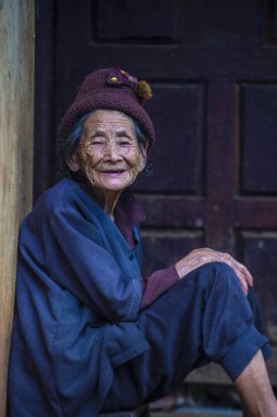 Bam Phoansa At, Laos - Ağustos 14: Bam Phoansa At, köyden Laos üzerinde 14 Ağustos 2018 Laos yaşlı kadın. Laos hayatımızda köylerde nüfusun neredeyse yüzde 70'i 