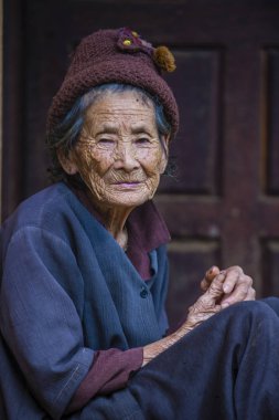 Bam Phoansa At, Laos - Ağustos 14: Bam Phoansa At, köyden Laos üzerinde 14 Ağustos 2018 Laos yaşlı kadın. Laos hayatımızda köylerde nüfusun neredeyse yüzde 70'i 