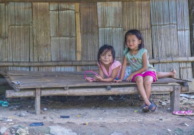Bam Phoansa At, Laos - Ağustos 14: Laos çocuklar köyde Bam Phoansa, Laos üzerinde 14 Ağustos 2018. Laos hayatımızda köylerde nüfusun neredeyse yüzde 70'i 