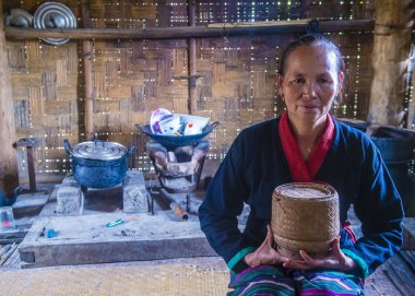 Luang Prabang, Laos - Ağustos 14: Laos kadın avillage Luang Prabang Laos üzerinde 14 Ağustos 2018 yakınındaki evinde. Laos hayatımızda köylerde nüfusun neredeyse yüzde 70'i 