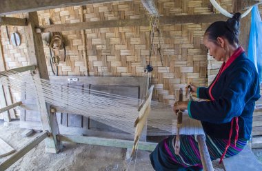 Luang Prabang, Laos - Ağustos 14: Laos weaver Luang Prabang Laos üzerinde 14 Ağustos 2018 yakınlarındaki bir kasabada. Laos hayatımızda köylerde nüfusun neredeyse yüzde 70'i 