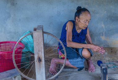 Luang Prabang, Laos - Ağustos 14: Laos weaver Luang Prabang Laos üzerinde 14 Ağustos 2018 yakınlarındaki bir kasabada. Laos hayatımızda köylerde nüfusun neredeyse yüzde 70'i 