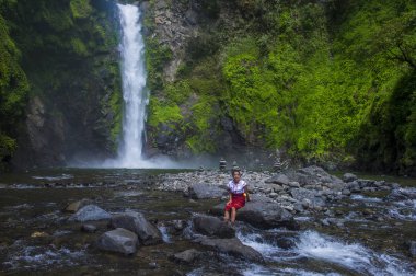 Batad, Filipinler - Mayıs 02: Batad üzerinde 02 Mayıs 2018 Türkiye bir şelale yakınındaki Ifugao azınlık kızdan. Kuzey Filipinler dağların çoğunlukla canlı Ifugao azınlık