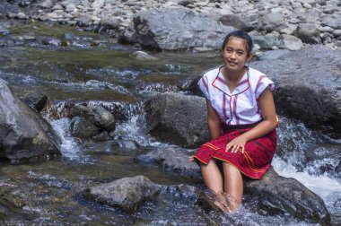 Batad, Filipinler - Mayıs 02: Batad üzerinde 02 Mayıs 2018 Türkiye bir şelale yakınındaki Ifugao azınlık kızdan. Kuzey Filipinler dağların çoğunlukla canlı Ifugao azınlık