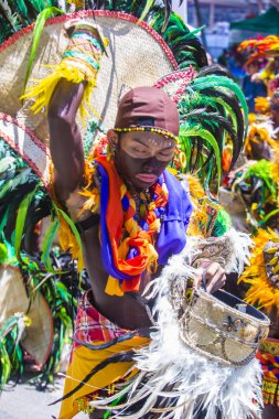 Manila, Filipinler - 27 Nisan: Aliwan fiesta Manila Filipinler üzerinde 27 Nisan 2018 yılında katılımcı. Aliwan Fiesta farklı kültürel festivaller Filipinler toplar yıllık bir olaydır