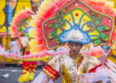 Manila, Filipinler - 27 Nisan: Aliwan fiesta Manila Filipinler üzerinde 27 Nisan 2018 yılında katılımcı. Aliwan Fiesta farklı kültürel festivaller Filipinler toplar yıllık bir olaydır