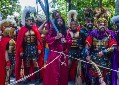 Boac, Filipinler - 30 Mart: Katılımcılar Boac Marinduque Moriones Festivali Türkiye ada. Anualy kutsal hafta düzenlenen Moriones Festivali 
