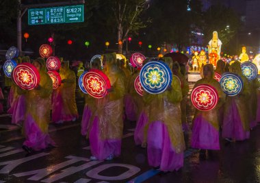 Seul - 10 Mayıs: Seul, Kore üzerinde 10 Mayıs 2018 bir geçit töreni sırasında Lotus Lantern Festivali katılımcılar. Festival Buda'nın Doğum kutlamasıdır