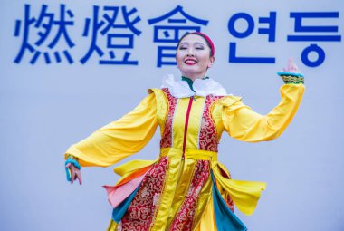 Seoul - 10 Mayıs: Katılımcı bir kültür performans Lotus Lantern Festivali Seul, Kore üzerinde 10 Mayıs 2018 sırasında festivalin bir Buda'nın Doğum kutlamasıdır