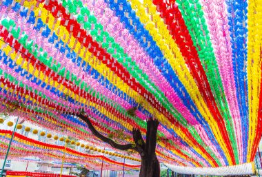 Seoul - 11 Mayıs: 11 Mayıs 2018 tarihinde Seoul Korea içinde Lotus fener Festival renkli fener dekorasyon Jogyesa Tapınağı'nda. Festival Buda'nın Doğum kutlamasıdır