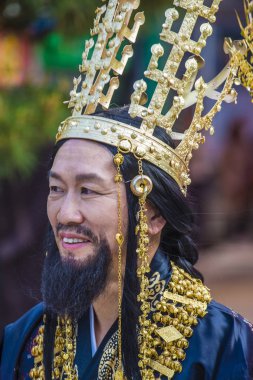 Seoul - 11 Mayıs: Adam 11 Mayıs 2018 Seul, Kore Lotus fener Festival sırasında Jogyesa Tapınağı'nda geleneksel kostüm festivalin bir Buda'nın Doğum kutlamasıdır