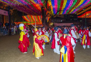 Seoul - 11 Mayıs: Kore dansçılar gerçekleştirmek 11 Mayıs 2018 Seul, Kore Lotus fener Festival sırasında Jogyesa Tapınağı'nda. Festival Buda'nın Doğum kutlamasıdır