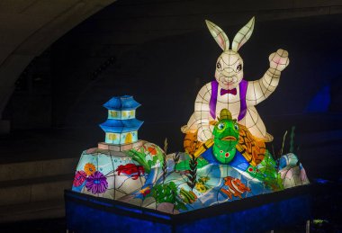 Seoul - 11 Mayıs: 11 Mayıs 2018 tarihinde Seoul Korea içinde Lotus fener Festival renkli fener dekorasyon cheonggyecheon akışı. Festival Buda'nın Doğum kutlamasıdır