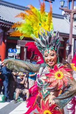 Tokyo - Ağustos 25: Katılımcı Asakusa samba karnaval Tokyo Japonya üzerinde 25 Ağustos 2018. Büyük Kuzey yarımkürede türünün Asakusa samba karnaval. 