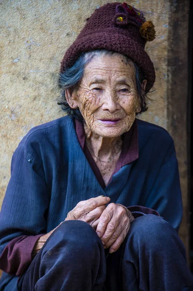 Bam Phoansa 8月14日 老挝老妇人从村庄 Bam Phoansa 老挝在2018年8月14日 老挝大约70 的人口生活在村庄里 — 图库照片