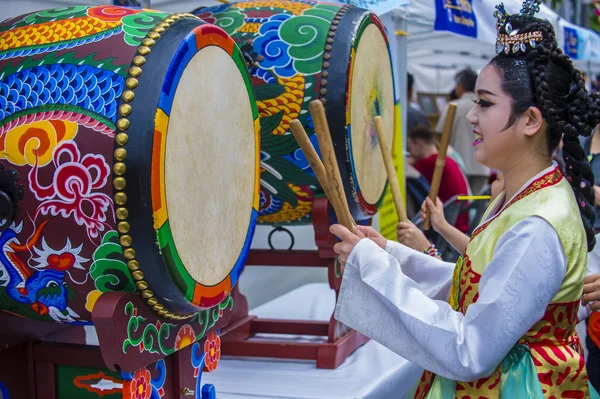 5月11日 一个妇女在曹溪寺打鼓在汉城 韩国在2018年5月11日元宵节节日是佛陀诞生的庆典 — 图库照片