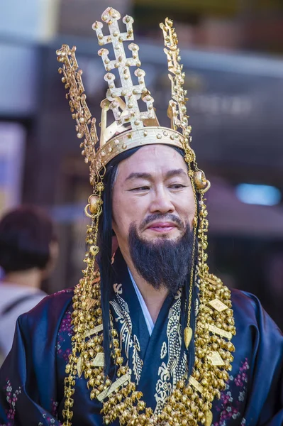 Seoul Maggio Uomo Con Costume Tradizionale Tempio Jogyesa Durante Lotus — Foto Stock