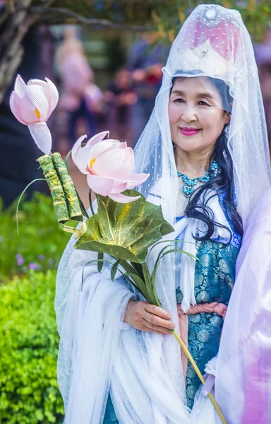 5月11日 在首尔的莲花元宵节期间 在曹溪寺举行传统服装的女子在 2018年5月11日 韩国节日是佛陀诞生的庆典 — 图库照片