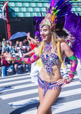 Tokyo - Ağustos 25: Katılımcı Asakusa samba karnaval Tokyo Japonya üzerinde 25 Ağustos 2018. Büyük Kuzey yarımkürede türünün Asakusa samba karnaval. 