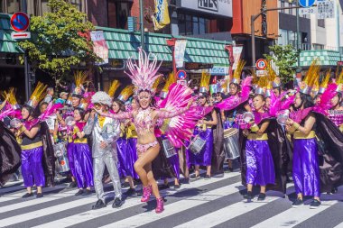Tokyo - Ağustos 25: Katılımcılar Tokyo Japonya üzerinde 25 Ağustos 2018 Asakusa samba karnaval. Büyük Kuzey yarımkürede türünün Asakusa samba karnaval. 