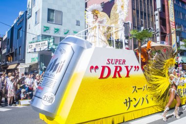 Tokyo - Ağustos 25: Katılımcılar Tokyo Japonya üzerinde 25 Ağustos 2018 Asakusa samba karnaval. Büyük Kuzey yarımkürede türünün Asakusa samba karnaval. 