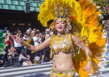 Tokyo - Ağustos 25: Katılımcı Asakusa samba karnaval Tokyo Japonya üzerinde 25 Ağustos 2018. Büyük Kuzey yarımkürede türünün Asakusa samba karnaval. 
