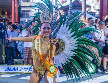 Tokyo - Ağustos 25: Katılımcı Asakusa samba karnaval Tokyo Japonya üzerinde 25 Ağustos 2018. Büyük Kuzey yarımkürede türünün Asakusa samba karnaval. 