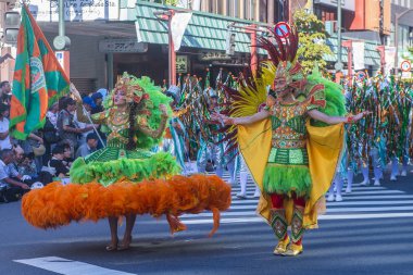 Tokyo - Ağustos 25: Katılımcılar Tokyo Japonya üzerinde 25 Ağustos 2018 Asakusa samba karnaval. Büyük Kuzey yarımkürede türünün Asakusa samba karnaval. 