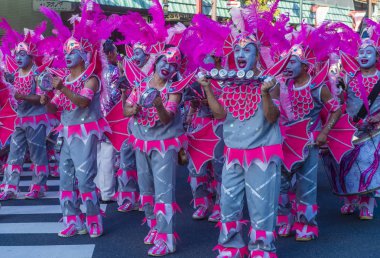 Tokyo - Ağustos 25: Katılımcılar Tokyo Japonya üzerinde 25 Ağustos 2018 Asakusa samba karnaval. Büyük Kuzey yarımkürede türünün Asakusa samba karnaval. 