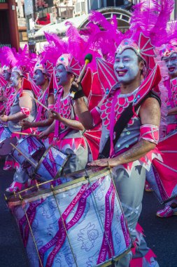 Tokyo - Ağustos 25: Katılımcılar Tokyo Japonya üzerinde 25 Ağustos 2018 Asakusa samba karnaval. Büyük Kuzey yarımkürede türünün Asakusa samba karnaval. 