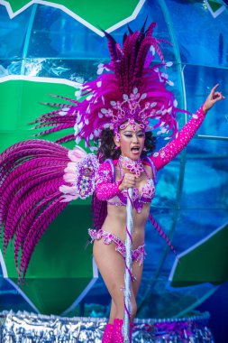 Tokyo - Ağustos 25: Katılımcı Asakusa samba karnaval Tokyo Japonya üzerinde 25 Ağustos 2018. Büyük Kuzey yarımkürede türünün Asakusa samba karnaval. 