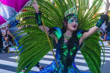 Tokyo - Ağustos 25: Katılımcı Asakusa samba karnaval Tokyo Japonya üzerinde 25 Ağustos 2018. Büyük Kuzey yarımkürede türünün Asakusa samba karnaval. 