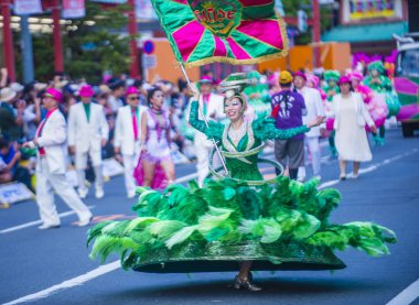Tokyo - Ağustos 25: Katılımcılar Tokyo Japonya üzerinde 25 Ağustos 2018 Asakusa samba karnaval. Büyük Kuzey yarımkürede türünün Asakusa samba karnaval. 