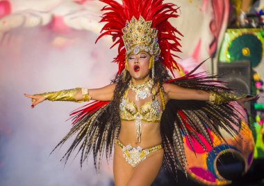 Tokyo - Ağustos 25: Katılımcı Asakusa samba karnaval Tokyo Japonya üzerinde 25 Ağustos 2018. Büyük Kuzey yarımkürede türünün Asakusa samba karnaval. 
